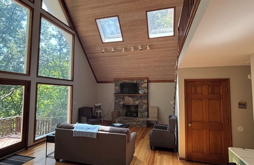 Scottsville Casa | Beautiful 3-bedroom lake house with view, direct dock access, game room and more