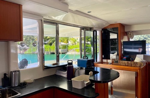 Old Fort Bay Alquiler De Eote | Luxury 47’ Leopard Power Catamaran - Bahamas