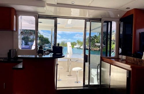 Old Fort Bay Alquiler De Eote | Luxury 47’ Leopard Power Catamaran - Bahamas