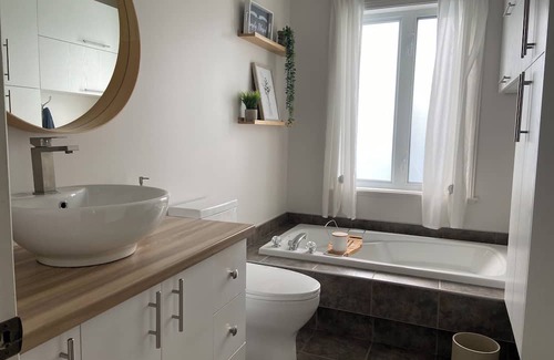 Breakeyville Casa | 10 minutes from the bridges, magnificent house in a quiet area