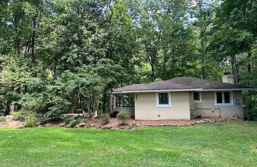 Willoughby Hills Casa | Charming 2-Bedroom Cottage on Scenic Property in Kirtland