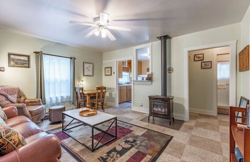 Garfield Cabaña | Papa's Cottage- Dog Friendly- Close to Monarch