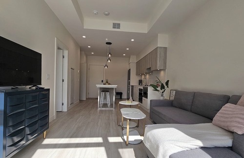 South Pandosy Apartamento | Resort-style Waterfront Condo with Large Terrace, Pool, Hot Tub & Gym