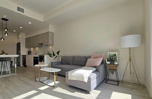 South Pandosy Apartamento | Resort-style Waterfront Condo with Large Terrace, Pool, Hot Tub & Gym
