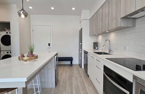 South Pandosy Apartamento | Resort-style Waterfront Condo with Large Terrace, Pool, Hot Tub & Gym