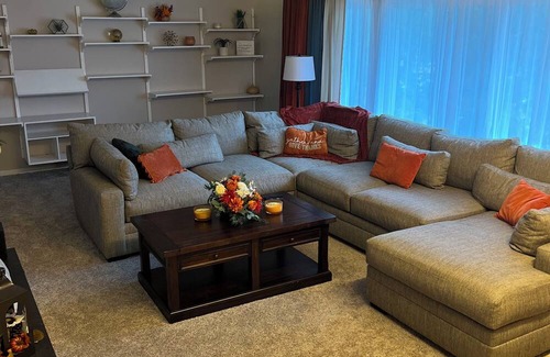 Northwest Akron Casa | Stunning Home with Modern Amenities. Close proximity to several major hospitals.