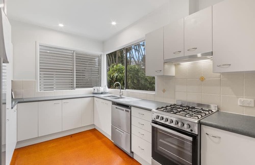 Newmarket Casa | Elegant 4-Bed Home Near Shops & Dining
