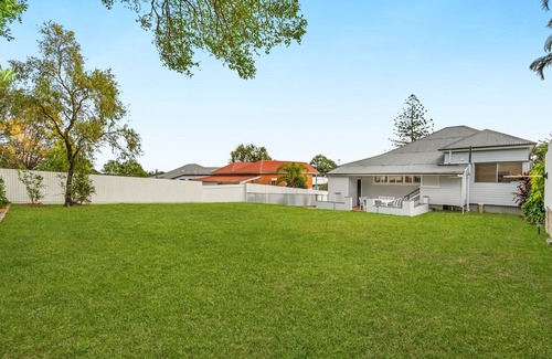 Newmarket Casa | Elegant 4-Bed Home Near Shops & Dining