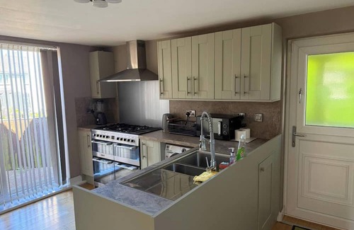 Barnsley Casa | Spacious 6 Bedroom Family House