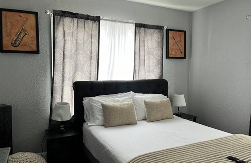Kansas City Casa | Jazzy Charmer located in the Heart of Kansas City, MO., & Close To Everything KC