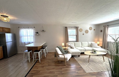 Normal Apartamento | Relax in Style Boho Vibes in Normal, IL