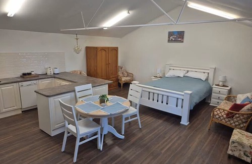 Forster Cama Y Desayuno | Tipsy Hill Cottage, River Views at Walker Flat SA. Perfect for a weekend getaway