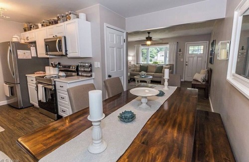 Akron Casa | Traveling professionals towpath paradise Quaint pet friendly 3 bd home in Akron