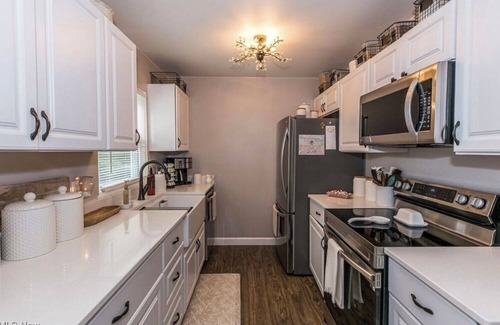Akron Casa | Traveling professionals towpath paradise Quaint pet friendly 3 bd home in Akron