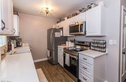 Akron Casa | Traveling professionals towpath paradise Quaint pet friendly 3 bd home in Akron