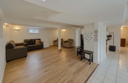 Saanich East Cama Y Desayuno | Melrose Place Poolside Hideaway Basement Suite Sleeps 6+