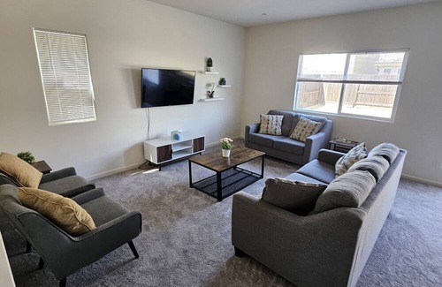 Merced Casa | Serene 6-bedroom house with AC in charming North Merced