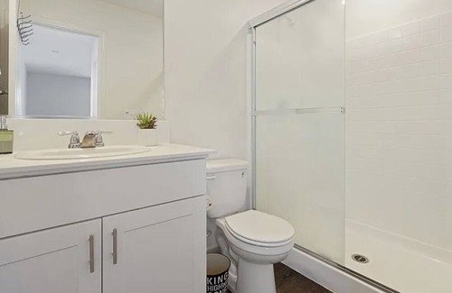 Merced Casa | Serene 6-bedroom house with AC in charming North Merced