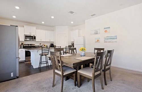 Merced Casa | Serene 6-bedroom house with AC in charming North Merced