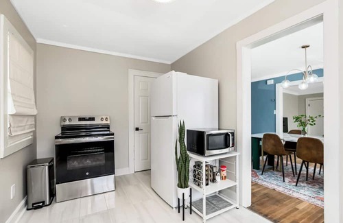 South Kansas City Casa | Comfy 4BR Near Hospitals, UMKC, Brookside, and Plaza