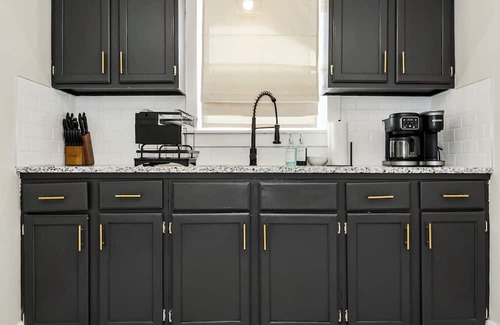 South Kansas City Casa | Comfy 4BR Near Hospitals, UMKC, Brookside, and Plaza
