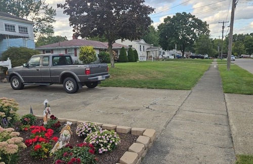 Austintown Casa | Charming 3-bedroom house with AC in Austintown. Smaller dogs are welcome.