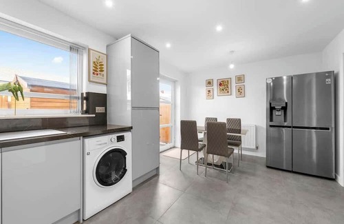 Rusholme Casa | Sleeps 6 Manchester home by City SuperHost