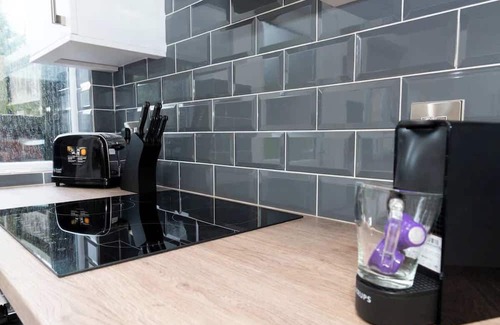 Tamworth Casa | 2 Bed Town Centre House with Parking in Tamworth
