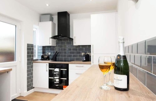 Tamworth Casa | 2 Bed Town Centre House with Parking in Tamworth