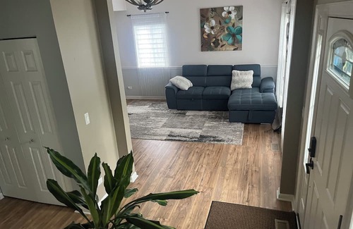 Lake in the Hills Casa | Charming 4-bedroom house with fitness room backyard and AC in Lake in the Hills