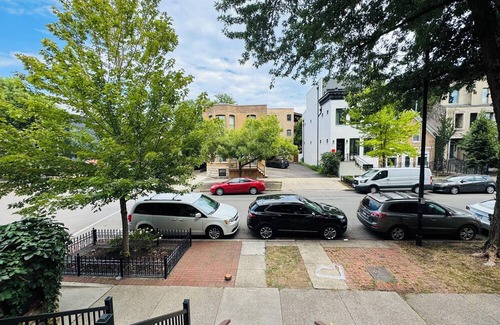 Sheffield Neighbors Apartamento | Spacious 2-bedroom apartment with AC in vibrant Chicago