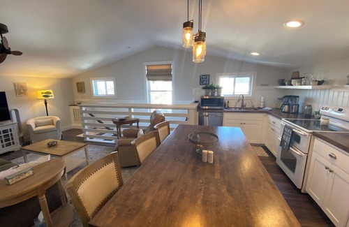 Gilbert Cabaña | Charming 1-BR cottage in Gilbert with AC, lake front/dock access, fitness room