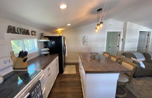 Gilbert Cabaña | Charming 1-BR cottage in Gilbert with AC, lake front/dock access, fitness room