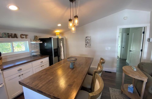 Gilbert Cabaña | Charming 1-BR cottage in Gilbert with AC, lake front/dock access, fitness room