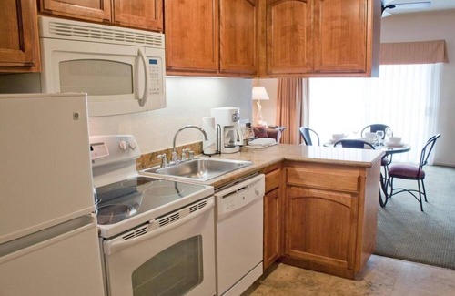 Callender Hotel | Cozy Suite w/ Breathtaking Ocean Views! Free Parking, Swimming Pool & Gym Access