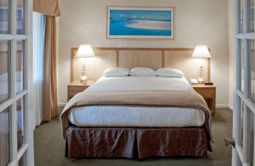 Callender Hotel | Cozy Suite w/ Breathtaking Ocean Views! Free Parking, Swimming Pool & Gym Access