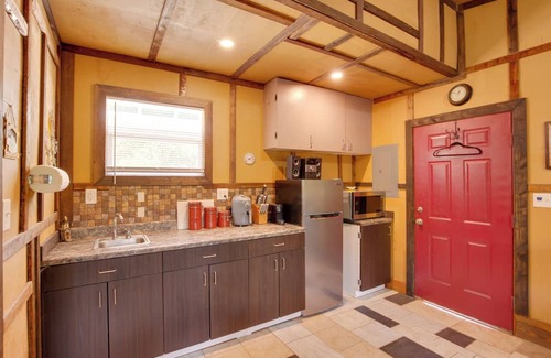 Lake Lafayette Apartamento | Walk to Lake Lafayette: Wooded Cabin w/Deck!