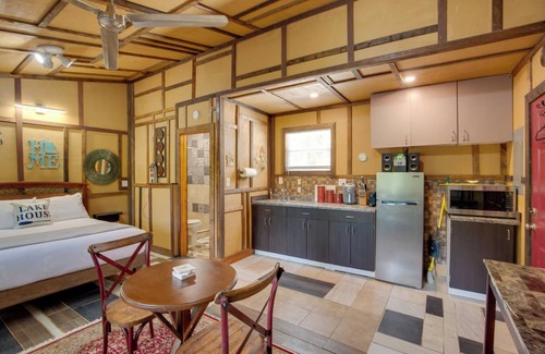 Lake Lafayette Apartamento | Walk to Lake Lafayette: Wooded Cabin w/Deck!