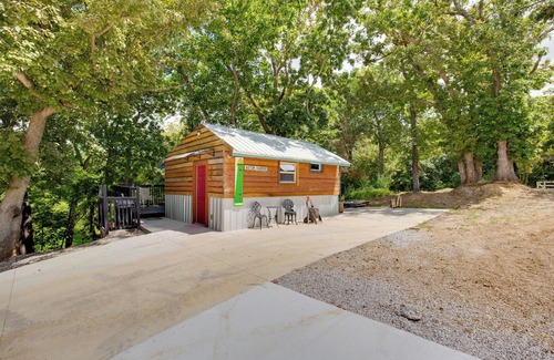Lake Lafayette Apartamento | Walk to Lake Lafayette: Wooded Cabin w/Deck!