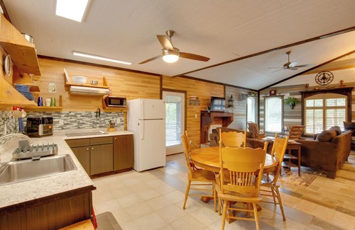 Lake Lafayette Cabina | Steps to Lake: Peaceful Cabin Escape in Odessa