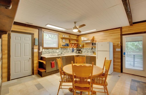 Lake Lafayette Cabina | Steps to Lake: Peaceful Cabin Escape in Odessa