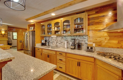 Lake Lafayette Cabina | Lakefront Family Cabin w/Patios in Odessa!