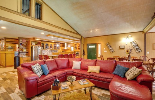 Lake Lafayette Cabina | Lakefront Family Cabin w/Patios in Odessa!
