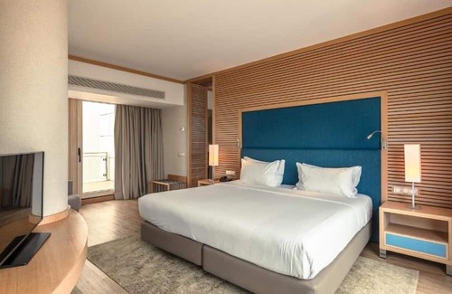 Santiago Hotel | Sesimbra Oceanfront Hotel | Ocean View Premium Suite | Onsite Pools | Restaurant