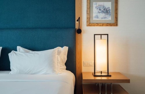 Santiago Hotel | Serene Room w/Balcony Overlooking California Beach’s Golden Sands