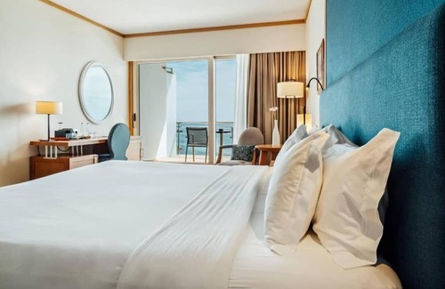 Santiago Hotel | Serene Room w/Balcony Overlooking California Beach’s Golden Sands