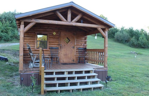 Kerr Apartamento | Charming one-room cabin retreat with private bath, kitchenette and log gazebo.