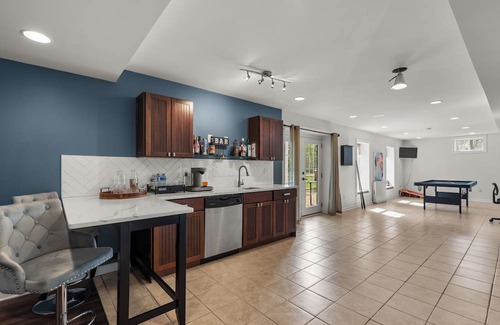 Dayton Casa | Luxury Family Group House near DC/Frederick/Baltimore w/Theatre, Game Room &Gym