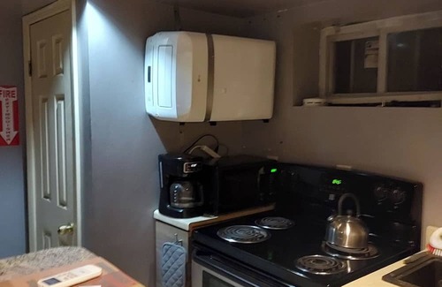 Elmont Apartamento | Cozy Studio w/Private Bath, Entry & Kitchenette
