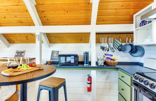 Newport Apartamento | Steps to Sacheen Lake: Cute Studio Cabin w/Deck